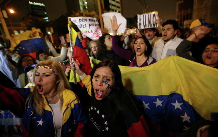 Венесуэльцы, проживающие в Перу, перед зданием посольства Венесуэлы в Лиме, требуют проведения референдума против пребывания на посту президента Венесуэлы Николаса Мадуро
