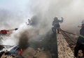 Пожарные тушат горящее здание после взрыва в восточной части Багдада, Ирак