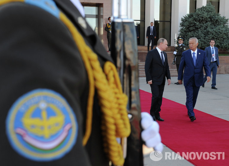Президент РФ Владимир Путин (слева) и президент Узбекистана Ислам Каримов во время церемонии проводов в аэропорту Ташкента
