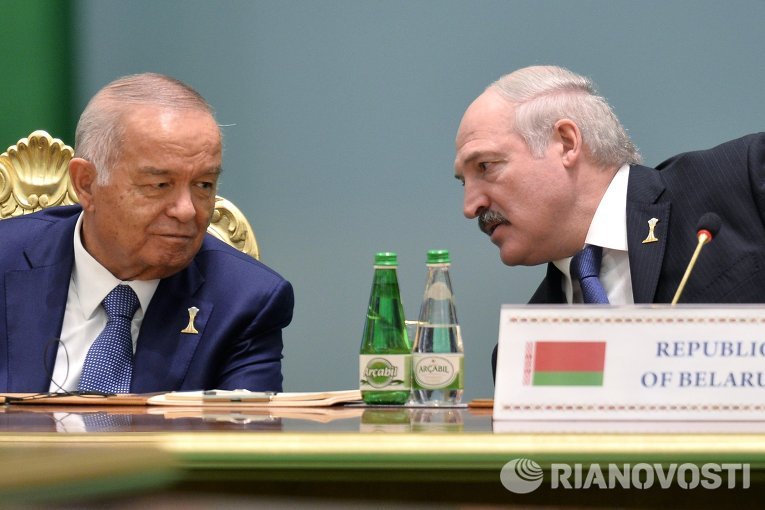 Президент Узбекистана Ислам Каримов (слева) и президент Белоруссии Александр Лукашенко принимают участие в работе международной конференции Политика нейтралитета: международное сотрудничество во имя мира, безопасности и развития в Ашхабаде
