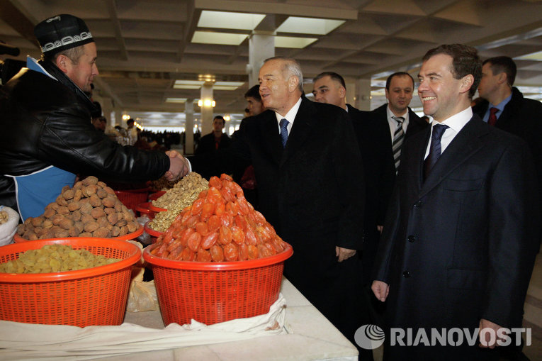 Президент России Дмитрий Медведев и президент Узбекистана Ислам Каримов (справа налево) во время посещения восточного базара в Самарканде