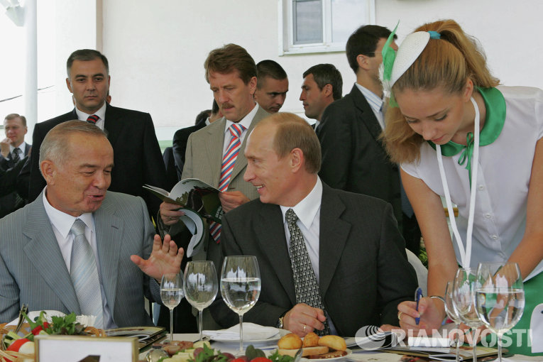Президенты Узбекистана и России Ислам Каримов и Владимир Путин (слева направо на первом плане) на Ростовском ипподроме перед началом скачек на Кубок президента России