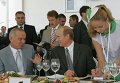 Президенты Узбекистана и России Ислам Каримов и Владимир Путин (слева направо на первом плане) на Ростовском ипподроме перед началом скачек на Кубок президента России