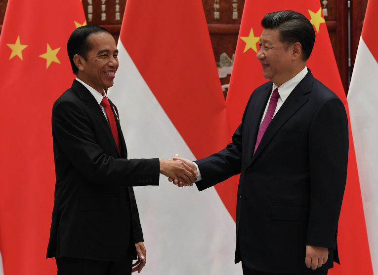 Президент Китая Си Цзиньпин (справа) и президент Индонезии Джоко Видодо
