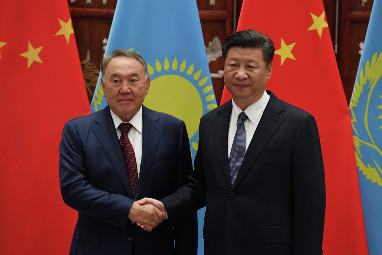 Президент Китая Си Цзиньпин (справа) и президент Казахстана Нурсултан Назарбаев