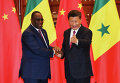 Президент Китая Си Цзиньпин (справа) и президент Сенегала Маки Салл