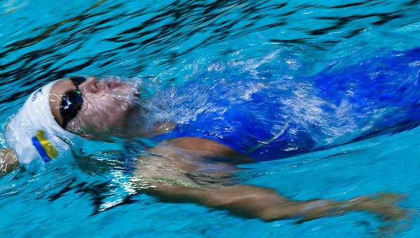 Дарина Зевина (Украина) на дистанции 200 метров на спине среди женщин на этапе Кубка мира FINA по плаванию в Москве