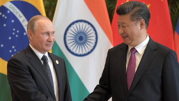 Президент РФ Владимир Путин и председатель КНР Си Цзиньпин на совместном фотографировании лидеров БРИКС