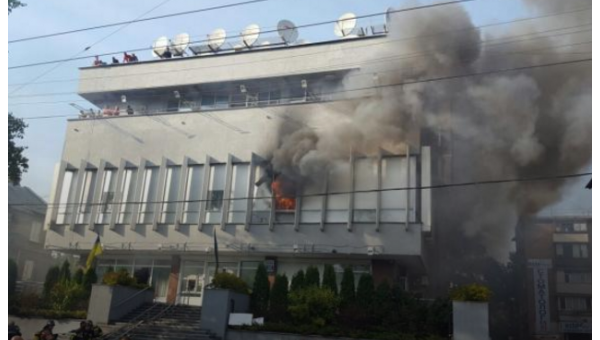 В Киеве под офисом телеканала Интер подожгли шины