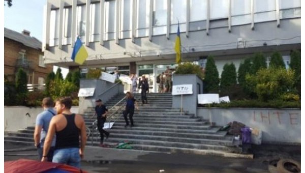 В Киеве под офисом телеканала Интер подожгли шины