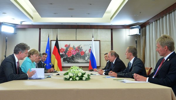 Президент РФ Владимир Путин и канцлер ФРГ Ангела Меркель во время встречи в рамках саммита Группы двадцати G20 в Ханчжоу