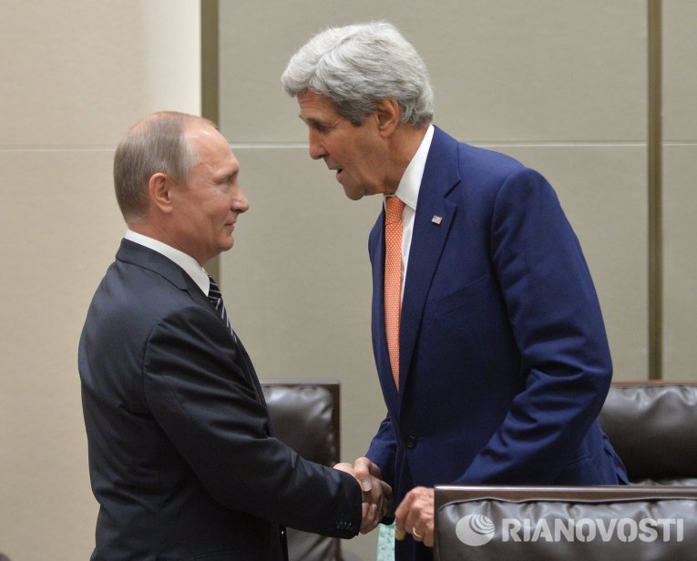 Президент РФ Владимир Путин (слева) и государственный секретарь США Джон Керри