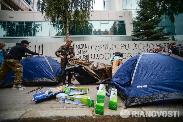 Митингующие у здания Интера в Киеве установили палатки