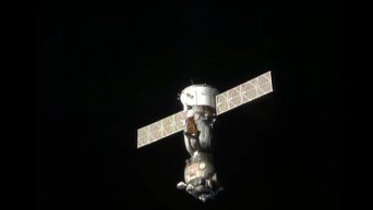 Двигатели Союза с возвращающимися космонавтами запущены на торможение. Видео
