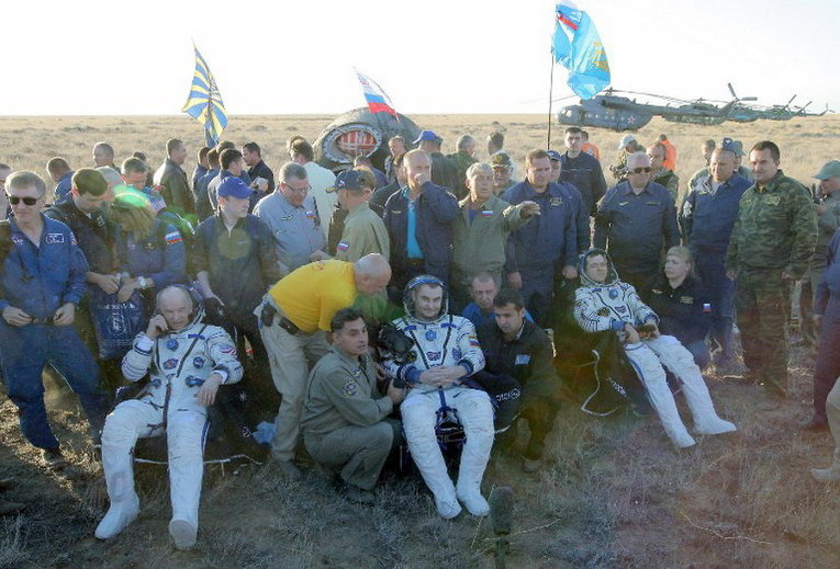 Космический экипаж Международной космической станции отдыхает после посадки