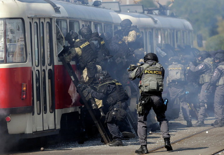 Силы быстрого реагирования Чехии принимают участие в анти-террористической операции в Праге, Чехия