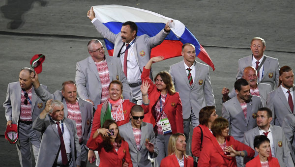 Директор Республиканского центра олимпийской подготовки по легкой атлетике Андрей Фомочкин с флагом России (на дальнем плане в центре) во время парада атлетов и членов национальных делегаций на церемонии открытия XV летних Паралимпийских игр 2016 в Рио-де-Жанейро