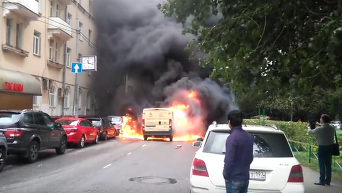 Появилось видео горящей инкассаторской машины после налета в Москве. Видео