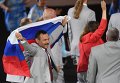Директор Республиканского центра олимпийской подготовки по легкой атлетике, представитель белорусской делегации Андрей Фомочкин с флагом России во время парада атлетов и членов национальных делегаций на церемонии открытия XV летних Паралимпийских игр 2016 в Рио-де-Жанейро