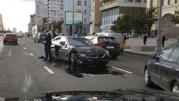 Автомобиль Суркова попал в ДТП с такси в центре Москвы