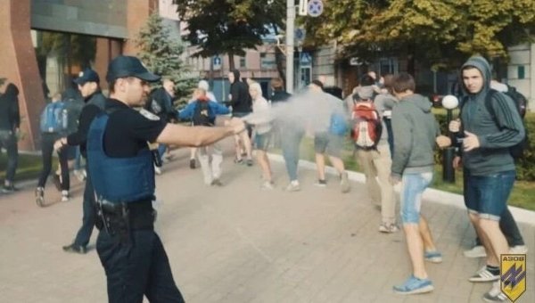 Разгон Азова под Киевгорстроем: в ход пошел слезоточивый газ