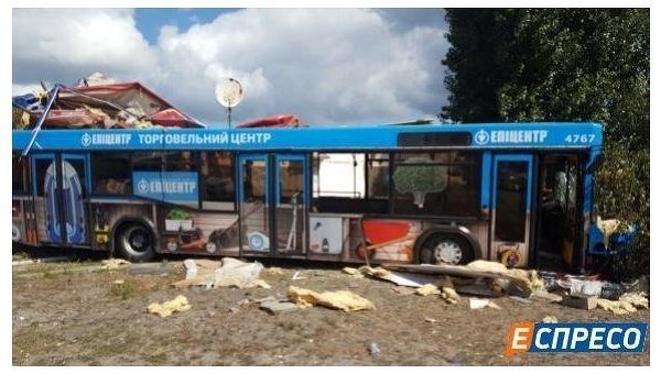 Автобус с 35 пассажирами на полном ходу въехал в кафе в Киеве