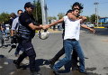 Турецкая полиция задерживает учителя во время акции протеста в Диярбакыр. Более 11 тысяч учителей в Турции подозреваются в связях с запрещенной Курдской рабочей партией