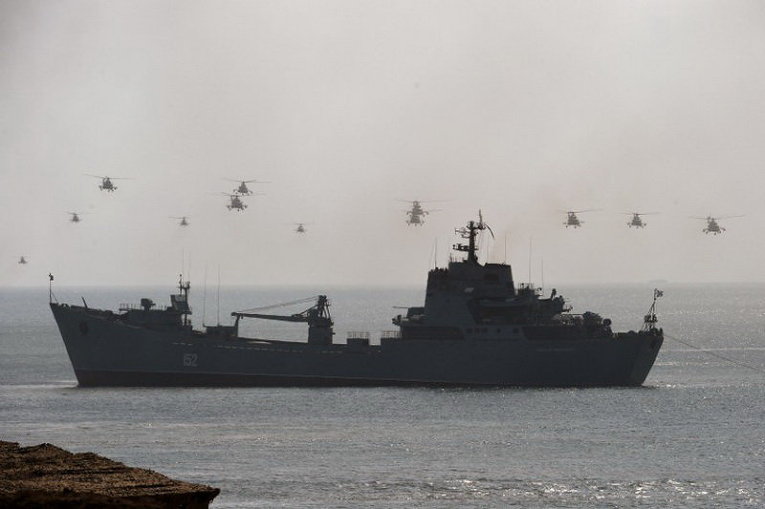 Российские военные корабли и вертолеты принимают участие в военных учениях под названием Кавказ в Черном море в Крыму