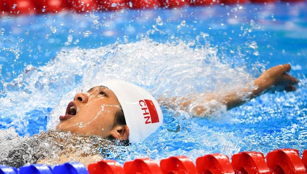 Ин Чжан (КНР) в финальном заплыве на 100 м на спине во время соревнований по плаванию среди женщин на XV летних Паралимпийских игр 2016 в Рио-де-Жанейро