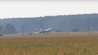 Истребитель МиГ-29 ВСУимитирует посадку на трассу Киев-Одесса. Видео