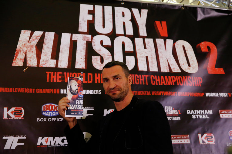Украинский боксер Владимир Кличко на пресс-конференции.