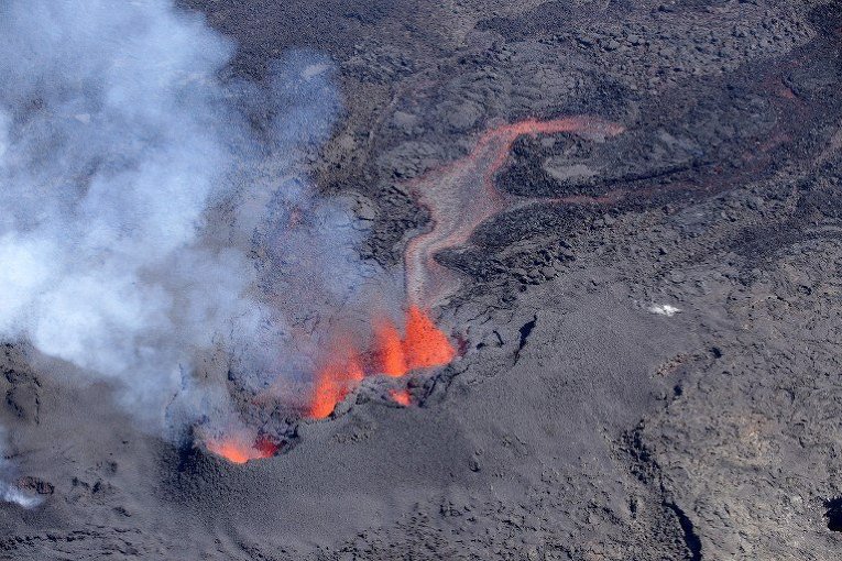 Извержения вулкана Питон-де-ла-Фурнез на острове Реюньон в Индийском океане
