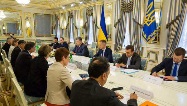 Президент Украины Петр Порошенко на встрече с послами стран G7 и Европейского Союза