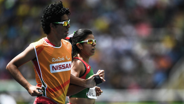 Даниэла Евгения Веласко Мальдонадо (Мексика) и гид Габриэль Энрике Урбина Леонор в забеге на 1500 метров