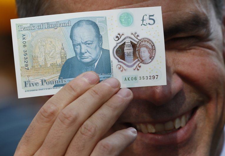 Банк Англии 13 сентября выпустил в обращение пластиковую банкноту достоинством 5 фунтов.