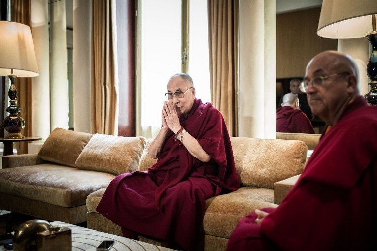 Духовный лидер тибетских буддистов Далай-лама в Париже заявил о необходимости ведения диалога с террористической группировкой Исламское государство для прекращения кровопролития в Сирии и Ираке.