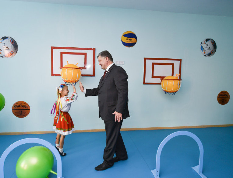 Президент Украины Петр Порошенко во время поездки в Днепропетровскую область принял участие в торжественной церемонии открытия детского сада в поселке Слобожанское.