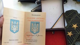 В Киеве разоблачили группу мошенников, которые с помощью липовых удостоверений и нашитых погон, обманывали людей на немалые суммы.