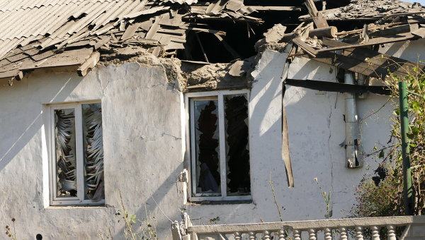 Последствия обстрела в Донбассе. Архивное фото