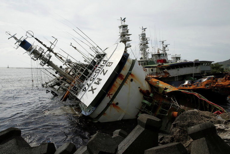 Опрокинутое рыболовецкое судно после тайфуна в Гаосюн, Тайвань