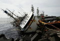 Опрокинутое рыболовецкое судно после тайфуна в Гаосюн, Тайвань