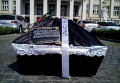 В Закарпатской ОГА торжественно похоронили децентрализацию - с гробом и музыкой