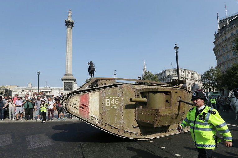 Точная копия танка времен Первой мировой войны на Трафальгарской площади в честь 100-летия первого использования танка в бою во время битвы на Сомме в 1916 году