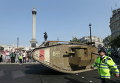 Точная копия танка времен Первой мировой войны на Трафальгарской площади в честь 100-летия первого использования танка в бою во время битвы на Сомме в 1916 году