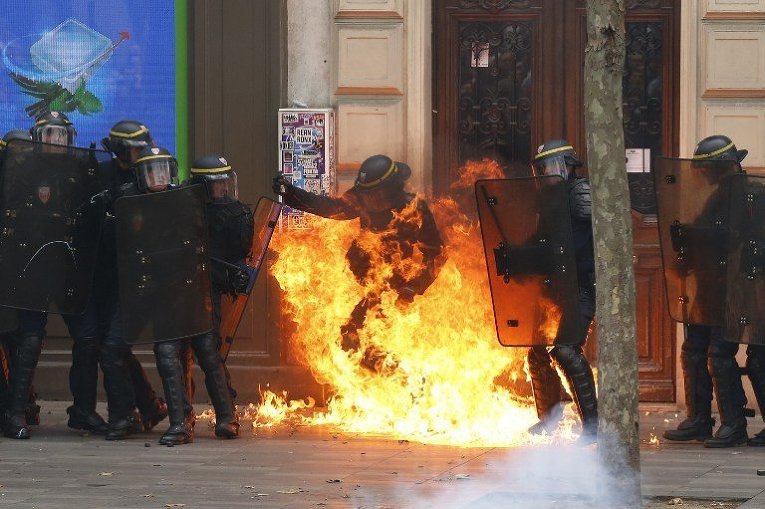 Полиция Франции во время столкновений на демонстрациях против спорных трудовых реформ правительства Франции в Париже