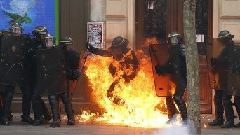 Полиция Франции во время столкновений на демонстрациях против спорных трудовых реформ правительства Франции в Париже