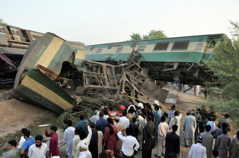 Столкновение двух поездов в Пакистане
