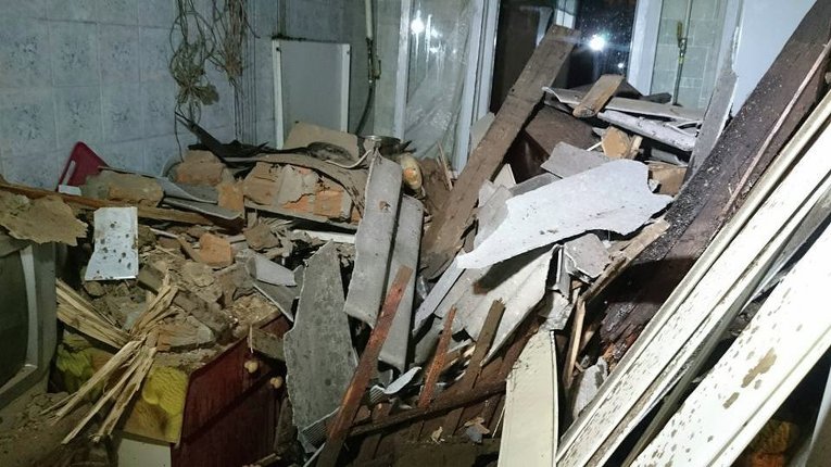 В Харькове грузовик вылетел с дороги на крышу дома