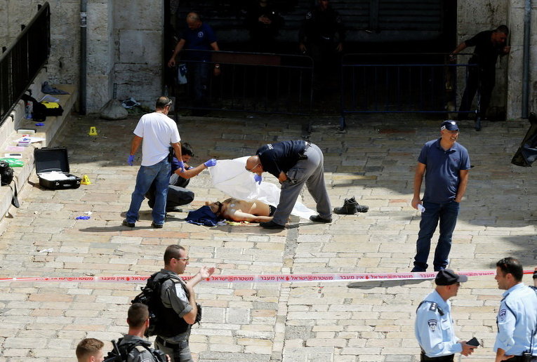 Мужчина был застрелен полицией после его попытки напасть на правоохранителей у ворот Дамаска в старом городе Иерусалима