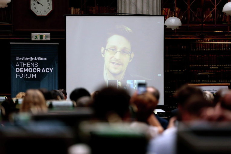 Сноуден говорит по видеосвязи во время афинского демократического форума, организованного Нью-Йорк Таймс, в Национальной библиотеке в Афинах, Греция